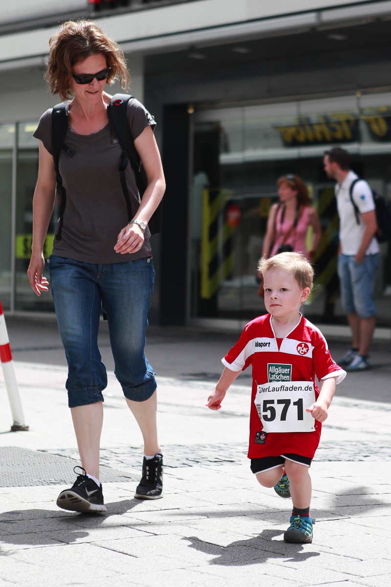 Anton beim Citylauf, begleitet von Mama Sabine
