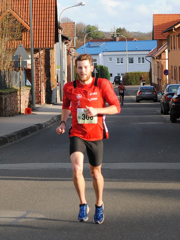 100 Meter Vorsprung einen Kilometer vor dem Ziel : Kevin Edwards