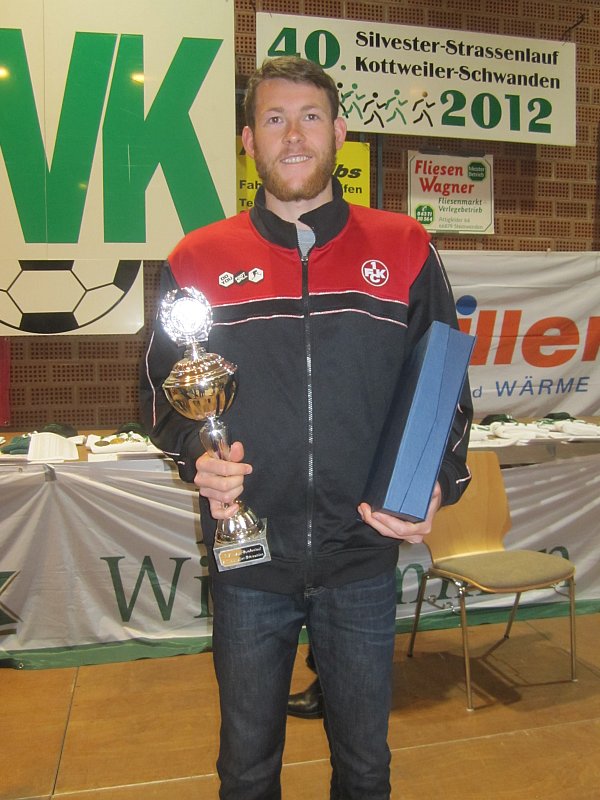 Stolzer Sieger mit Pokal
