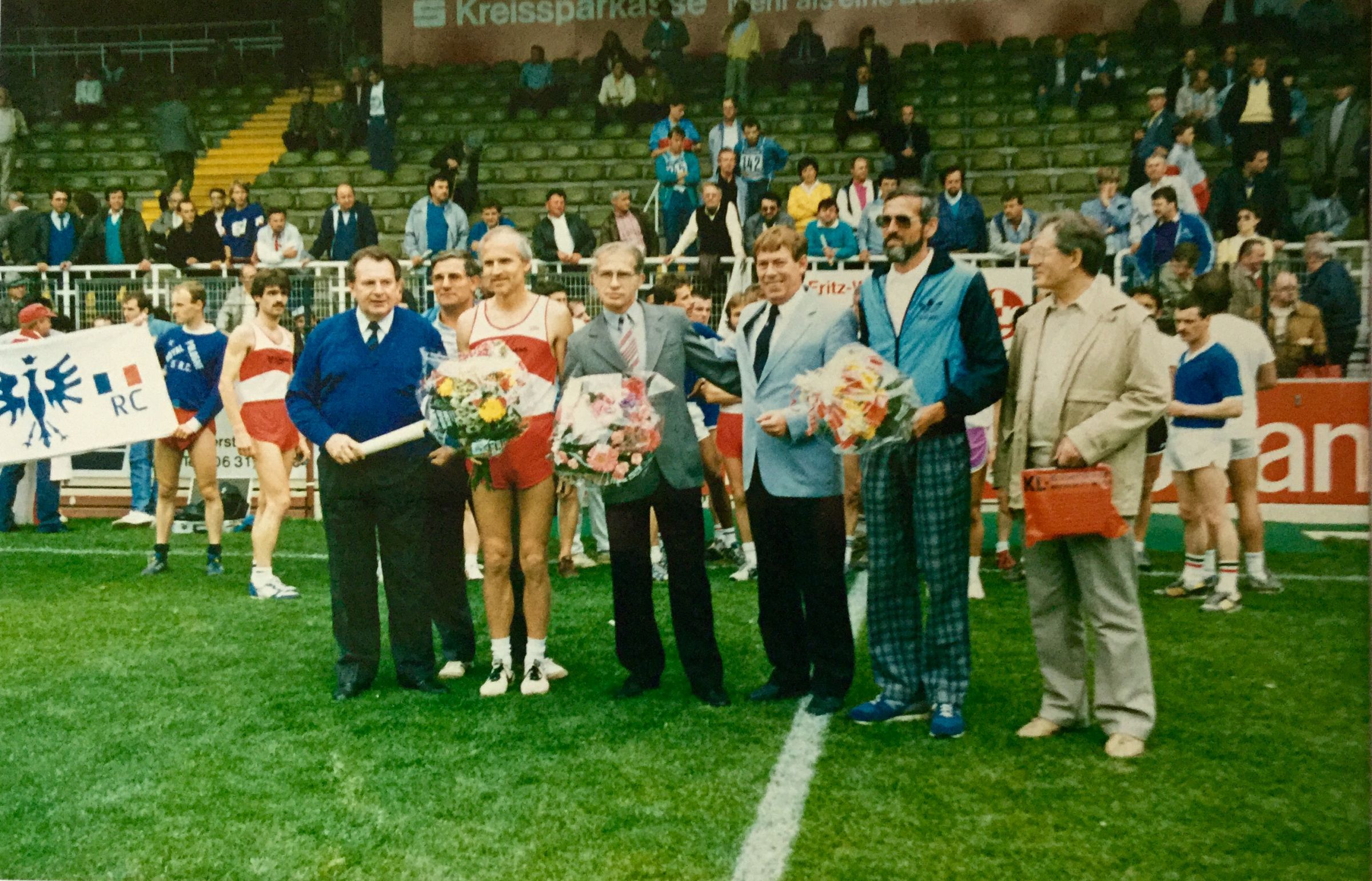 Das Bild zeigt Roland Becker, zweiter von rechts, bei der Ehrung im Fritz Walter Stadion.